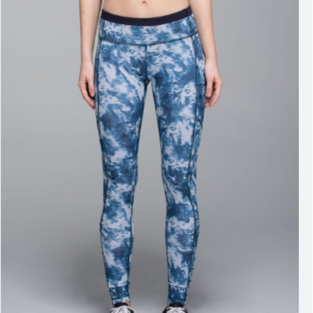 Like New! Lululemon Speed Tight III Luxtreme Blue Tie Dye Legging in Size 6